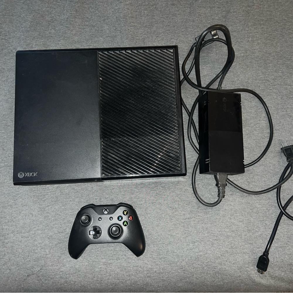 Xbox One W/ Controller